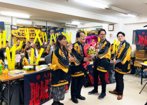 ABEMA地域対抗戦でゲスト棋士、お客様よりお誕生祝の花束を贈呈された石田九段